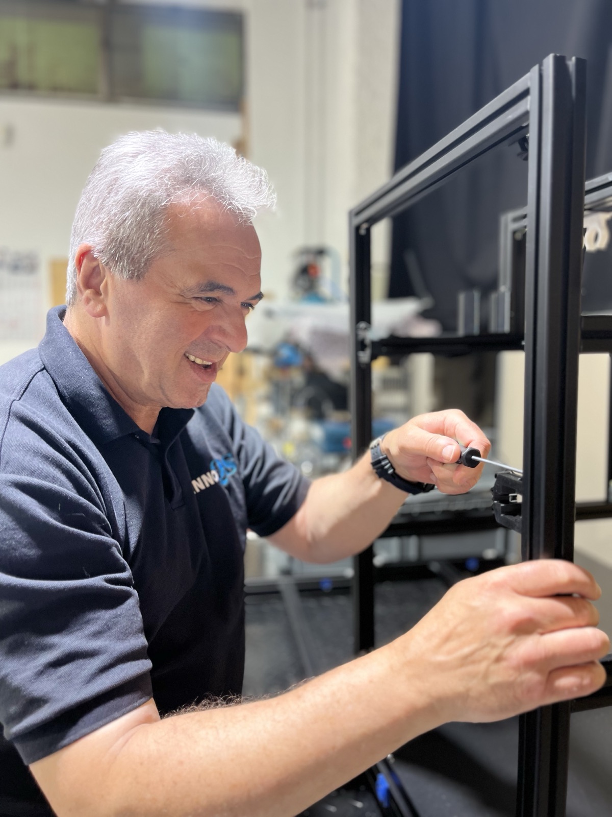 Präzise Montagearbeit an einem technischen Rahmen